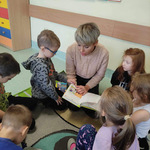 Dzieci z grupy Misie uważnie słuchają książeczki czytanej przez rodzica..JPG