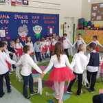 Dzieci z grupy Biedronek wykonują wspólny taniec na przedstawieniu z okazji Dnia Babci i Dziadka..jpg