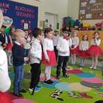 Czworo dzieci z grupy Biedronki mówi swoje role na przedstawieniu..jpg