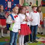 Czworo dzieci z grupy Biedronki mówi swoje role na przedstawieniu...jpg