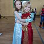 Dwie dziewczynki z grupy Biedronek przebrane za księżniczki przytulają się..jpg