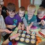 Chłopcy z grupy Biedronki dekorują muffiny z okazji Tłustego Czwartku..jpg