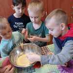 Chłopcy z grupy Biedronki przygotowują ciasto na muffinki..jpg