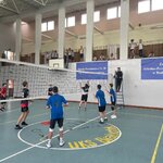 Chłopcy w niebieskich strojach meczowych grający mecz półfinałowy w Igrzyskach Młodzieży Szkolnej Miasta Białegostoku