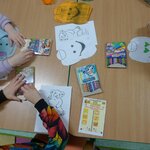 Dzieci kolorują kredkami ilustracje ze zwierzętami..JPG