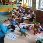 Dzieci z grupy Sówki podczas aktywności z okazji Dnia Dinozaura..jpg