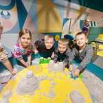 Dzieci z gr. Biedronki budują zamki z piasku kinetycznego podczas wyjazdu do Epi- Centrum Nauki w Białymstoku..jpg