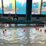 Dzieci z grupy Sówki podczas zabaw z wodą w Epi-Centrum Nauki..jpg