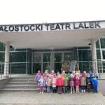 Dzieci z grupy Pszczółek pozują do zdjęcia przed wejściem do Białostockiego Teatru Lalek..jpg