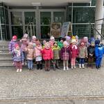 Dzieci z grupy Pszczółki pozują do zdjęcia przed Białostockim Teatrem Lalek..jpg