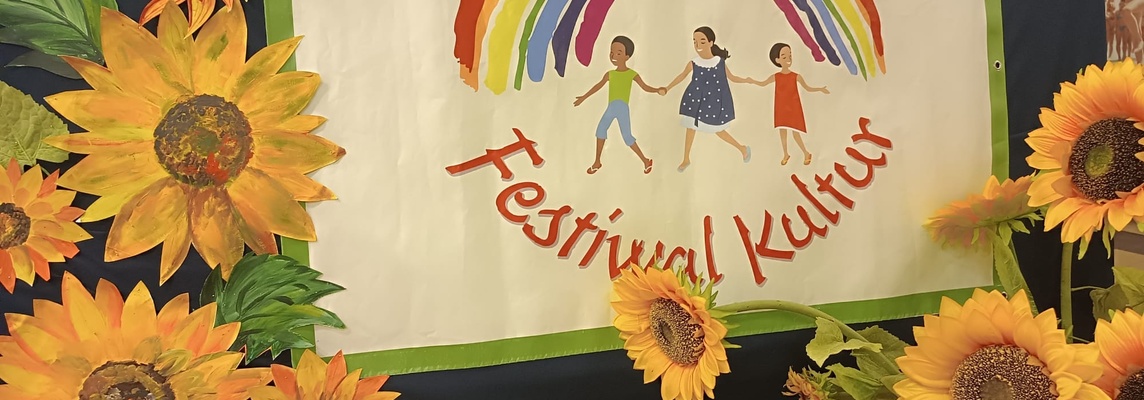 Dekoracja Festiwal Kultur - w centralnej części logo projektu, po obu stronach donice ze słoneczkami