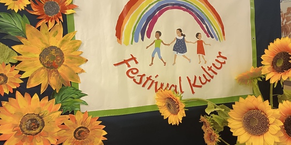 Dekoracja Festiwal Kultur - w centralnej części logo projektu, po obu stronach donice ze słoneczkami
