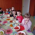 Dzieci z grupy Sówki podczas gotowania w Kuchcikowie..jpg