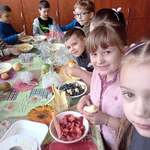 Dzieci z grupy Sówki podczas robienia sałatki owocowej w Kuchcikowie..jpg
