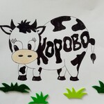 Rysunek przedstawiający łaciatą krowę z napisem ,,krowa