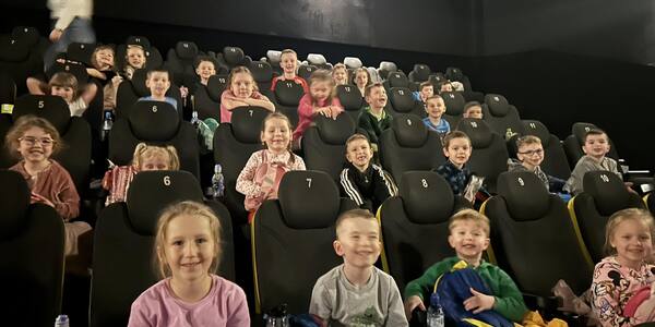 Przedszkolaki podczas wycieczki do kina na film Katak. Podwodny świat..jpg