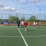 Uczniowie szkół SP12 i SP6 rozgrywają mecz na boisku Orlik